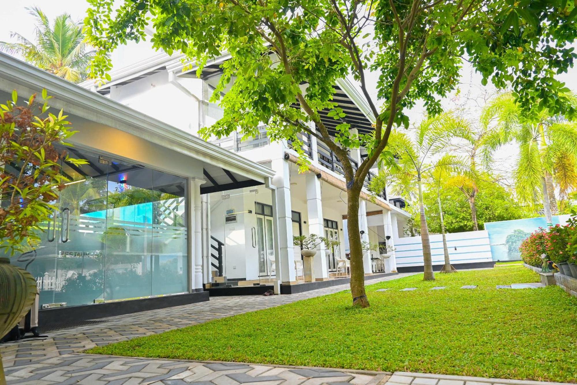 Wetland Resort Negombo Bagian luar foto